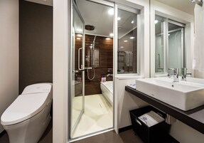 Bañera con ducha, artículos de tocador gratuitos, secador de pelo