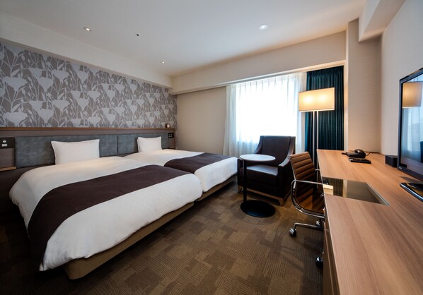 A hotel room with two beds, a desk, a chair, a lamp, and a television. - Daiwa Roynet Hotel Tokushima Ekimae (Tokushima)
