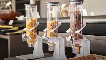 Daily buffet breakfast (JPY 1600 per person)