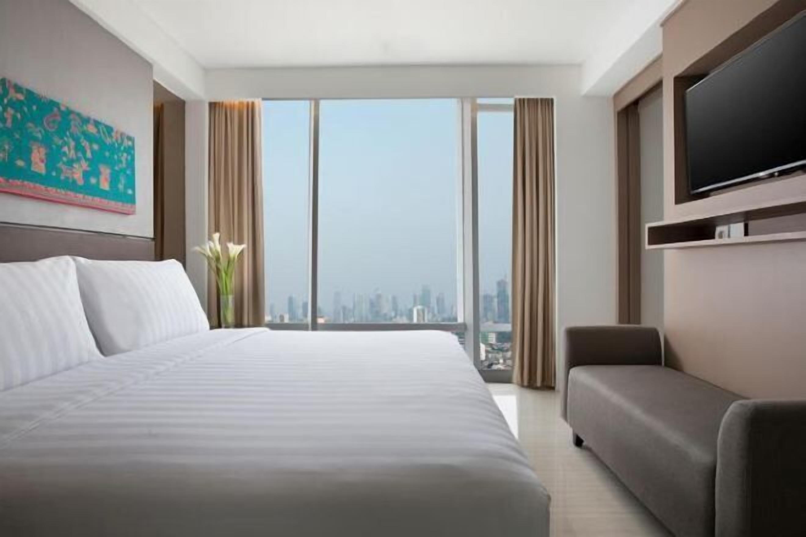 Pengeskab på værelset, skrivebord, lydisolering, strygejern/strygebræt