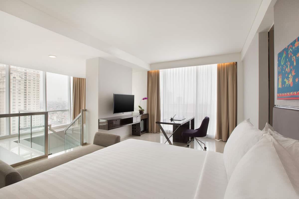 ห้องพรีเมียร์สวีท | ตู้นิรภัยในห้องพัก, โต๊ะทำงาน, ห้องเก็บเสียง, เตารีด/โต๊ะรีดผ้า