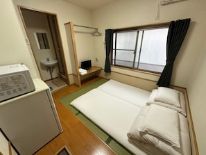 Cortinas blackout, wifi gratis y ropa de cama