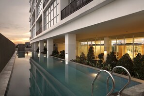 Outdoor pool - Hotel Santika Cikarang (Cikarang)