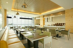Petit déjeuner, déjeuner et dîner servis sur place