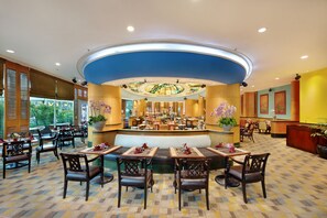 2 restaurants, breakfast, lunch, dinner served; Indonesian cuisine - Lumire Hotel and Convention Center (Jakarta)