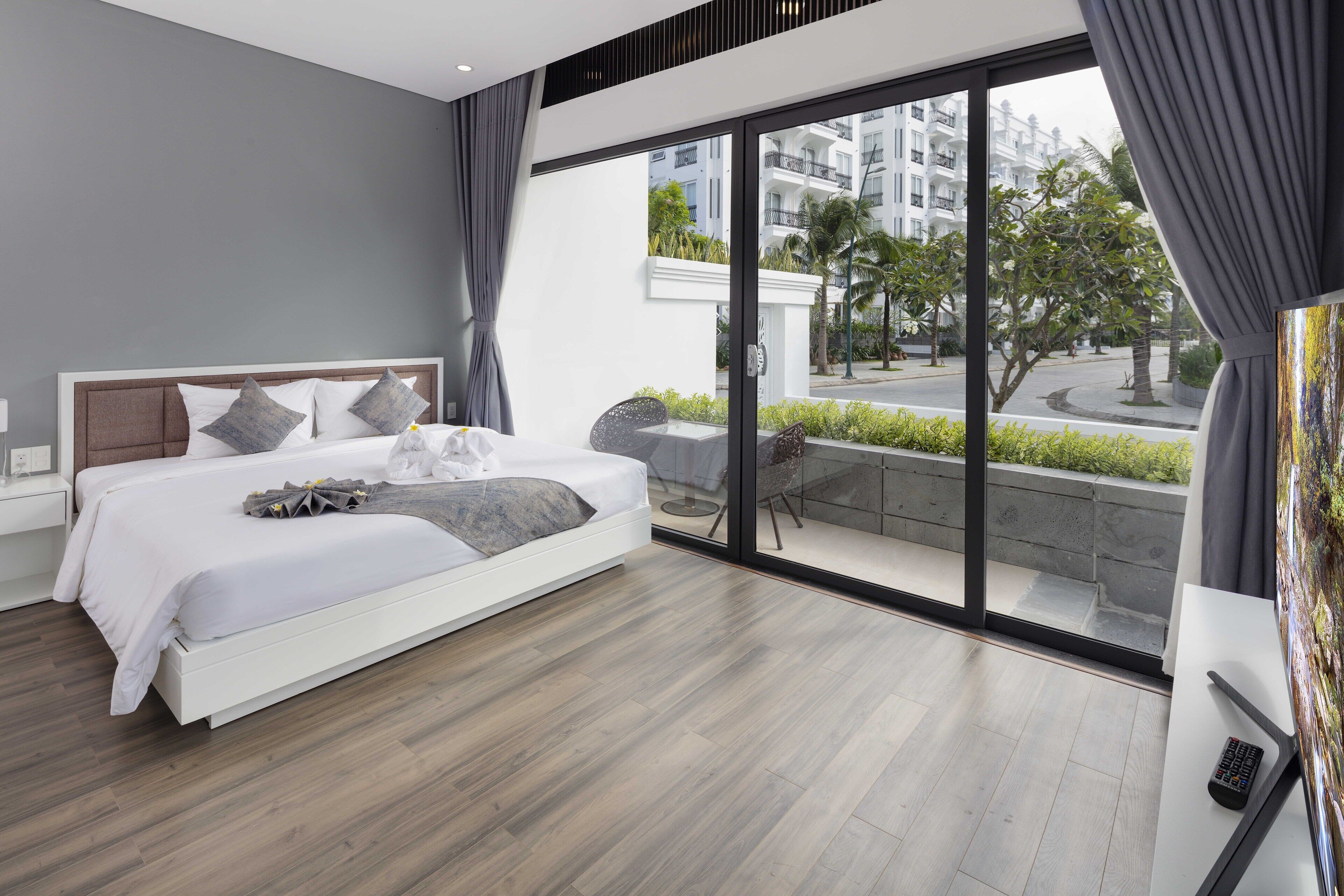 Presidential Villa 4-bedroom | Minibar, in-room safe, blackout drapes, soundproofing