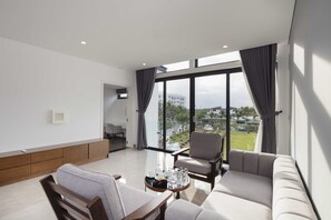 Familievilla, 4 soverom | Oppholdsområde | LCD-TV