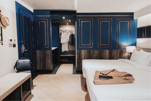 In-room safe, desk, free WiFi, bed sheets - Vince Hotel Pratunam (Bangkok)