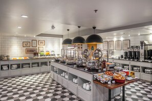 每日供應吃到飽早餐 (每人 THB450)