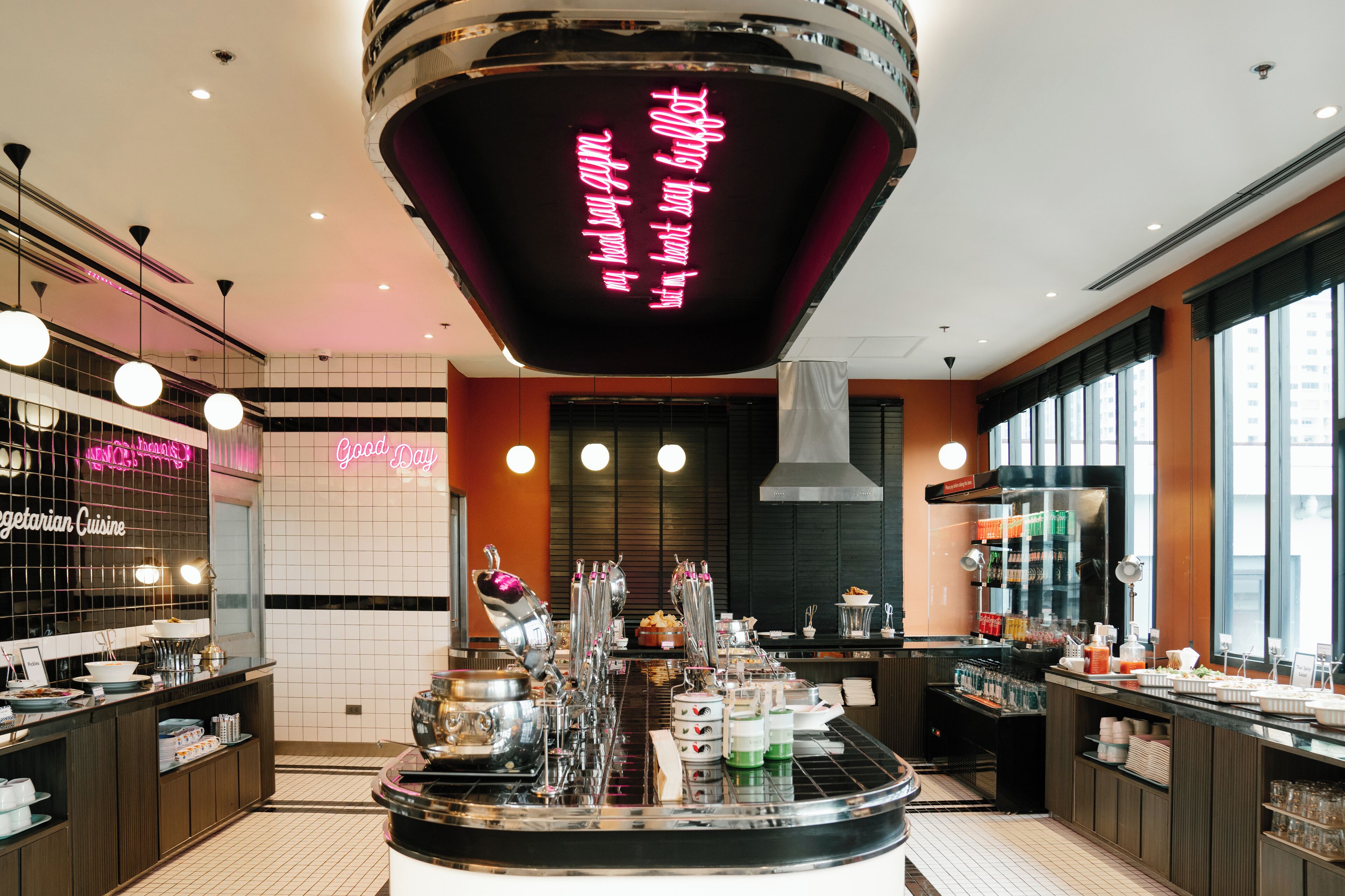 Serveert ontbijt, lunch en diner