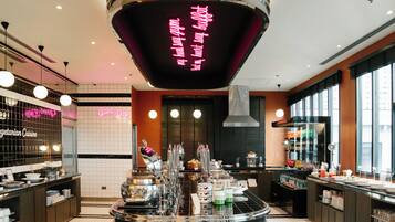 Serveert ontbijt, lunch en diner