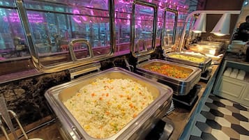 Desayuno buffet (THB 450 por persona)