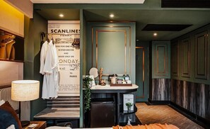 客房內保險箱、書桌、免費無線上網、床單