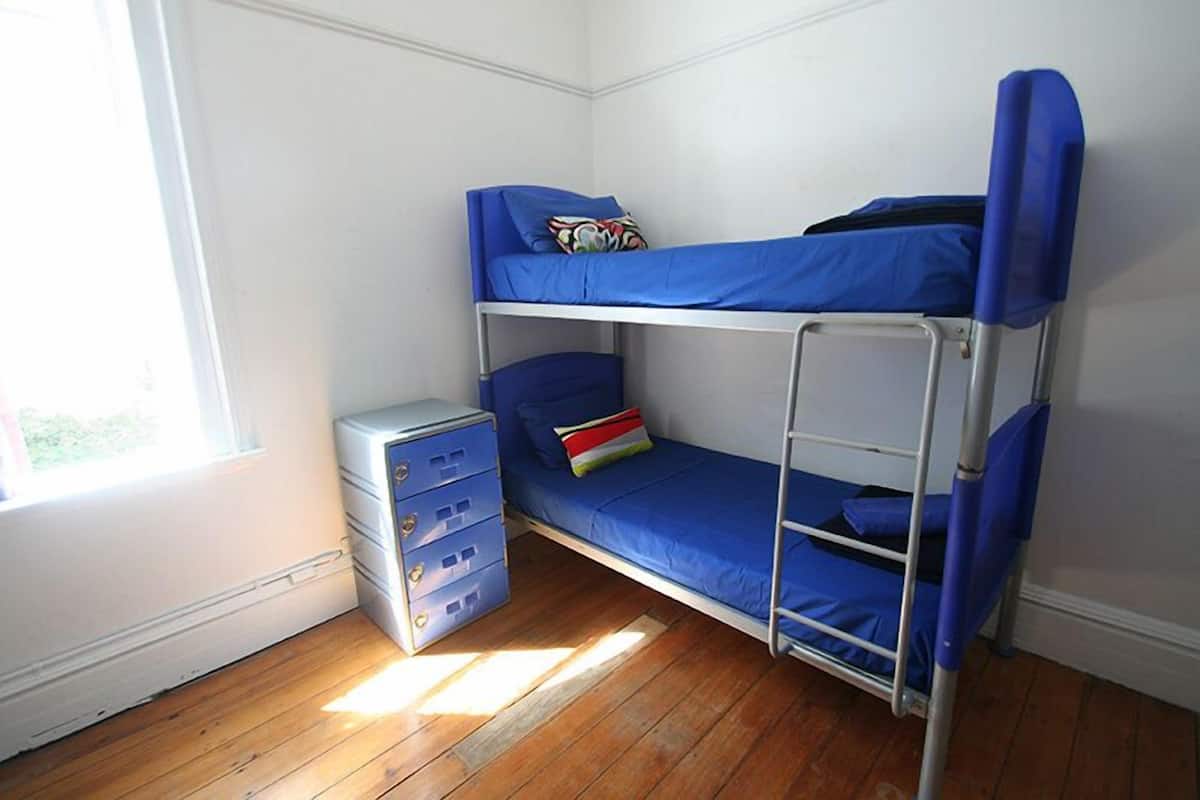 Dreibettzimmer, Gemeinschaftsbad | Zimmersafe, kostenloses WLAN, Bettwäsche