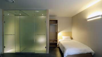 Premium bedding, in-room safe, individually decorated