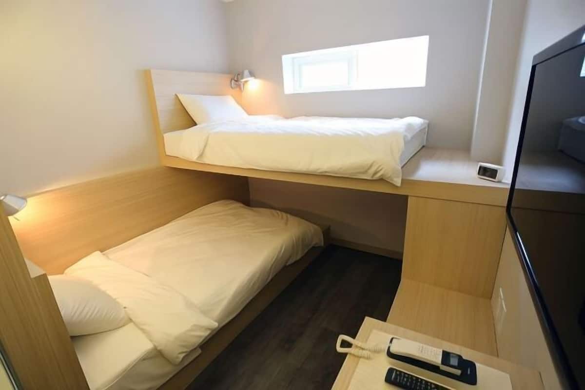 Premium bedding, in-room safe, individually decorated