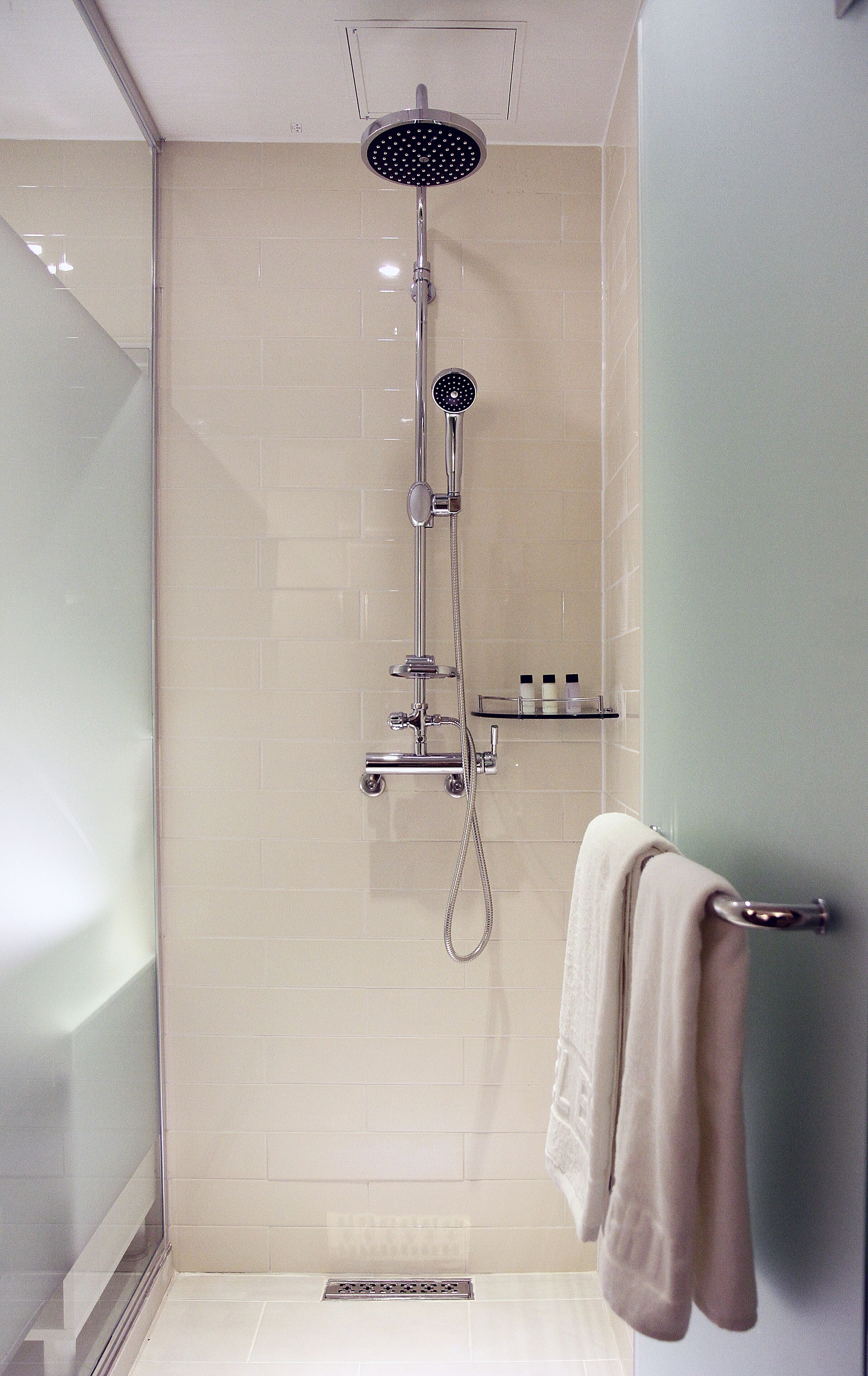 triple room | bathroom shower