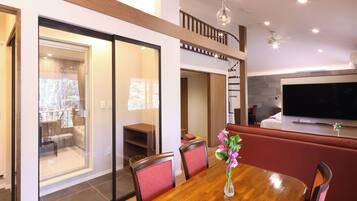 Premium Room, Non Smoking (Chic Modern Suite) | Ruang tamu | TV