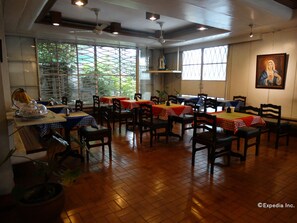 供应早餐、午餐和晚餐