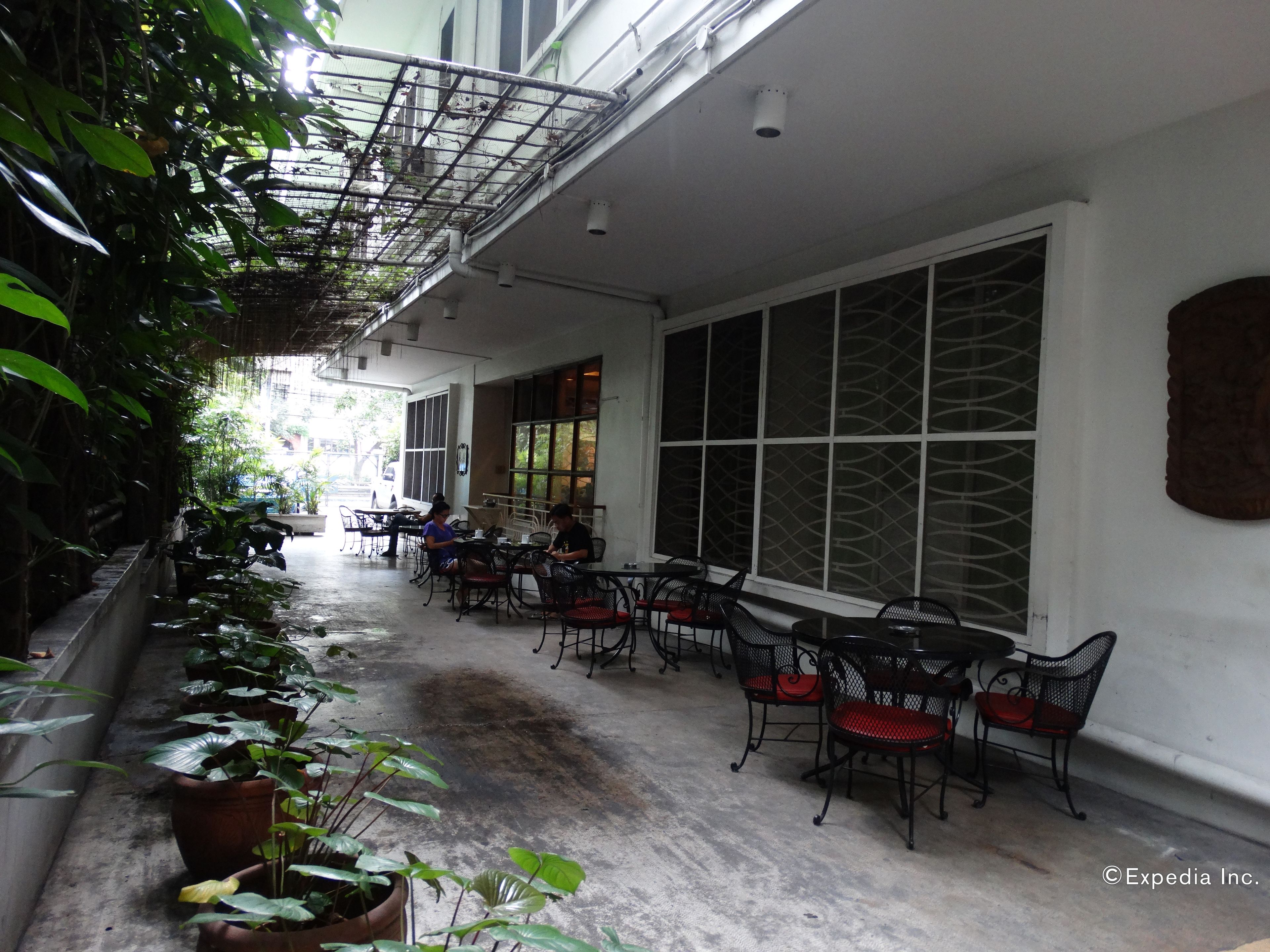 Breakfast, lunch and dinner served