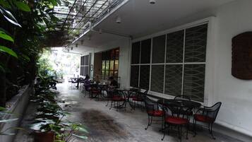 Breakfast, lunch and dinner served