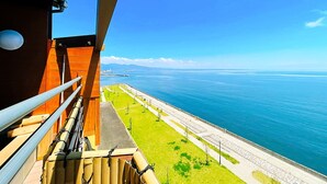A balcony with a view of the sea and a distant coastline. - Tenku Yubo Seikaiso (Beppu)