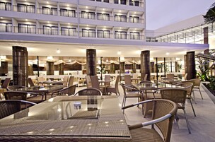 Café da manhã, almoço e jantar; culinária internacional 