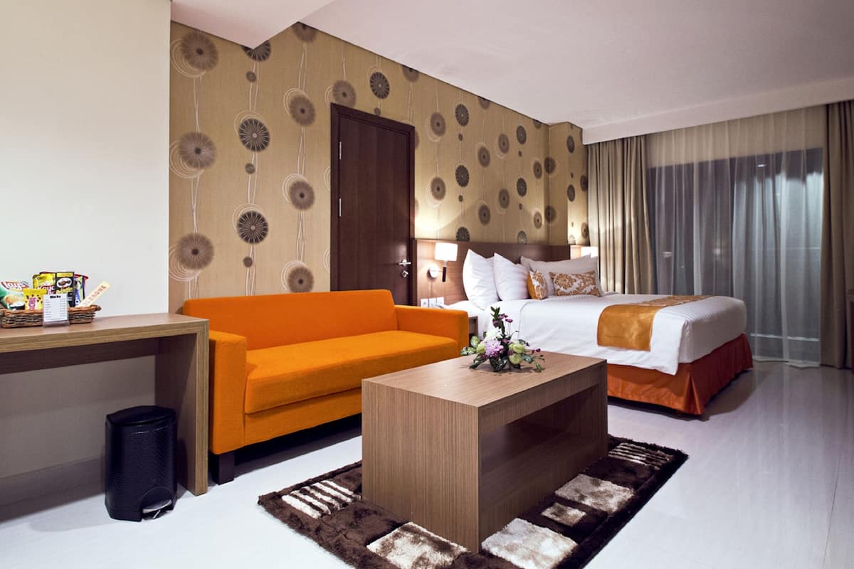 junior room | 1 bedroom, in-room safe, desk, laptop workspace