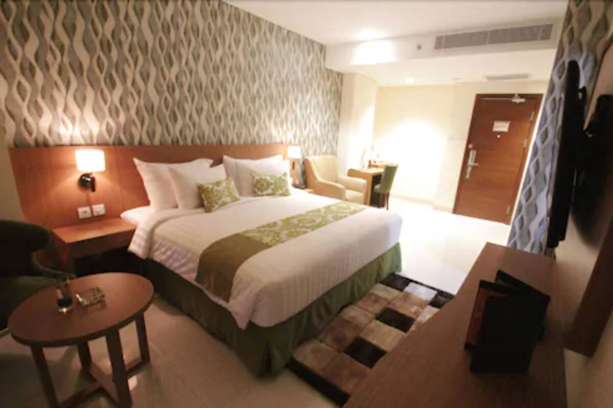 Junior Room | In-room safe, desk, laptop workspace, soundproofing
