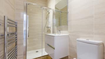 Luxury Apartment, 2 Bedrooms | Bathroom | Free toiletries, towels