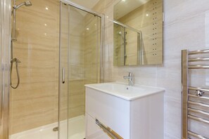 Bathroom - The Lion Gate Mews (East Molesey)