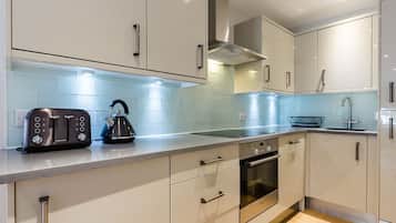 Appartement Luxe, 2 chambres | Cuisine privée | Réfrigérateur, micro-ondes, plaque de cuisson, bouilloire électrique