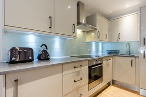 Luxury Apartment, 2 Bedrooms | Private kitchen | Fridge, microwave, stovetop, electric kettle - The Lion Gate Mews (East Molesey)