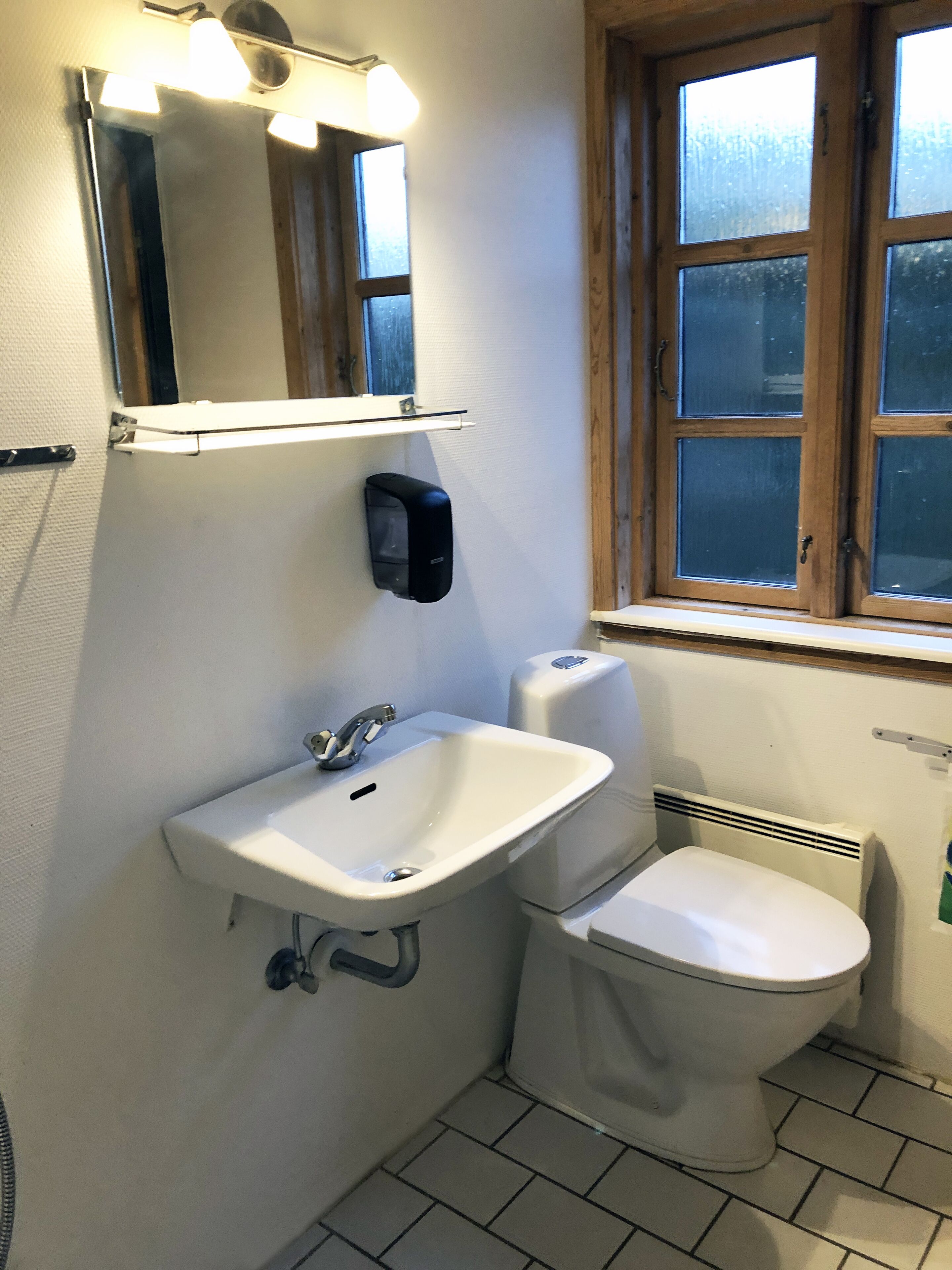 shower, towels, soap, shampoo