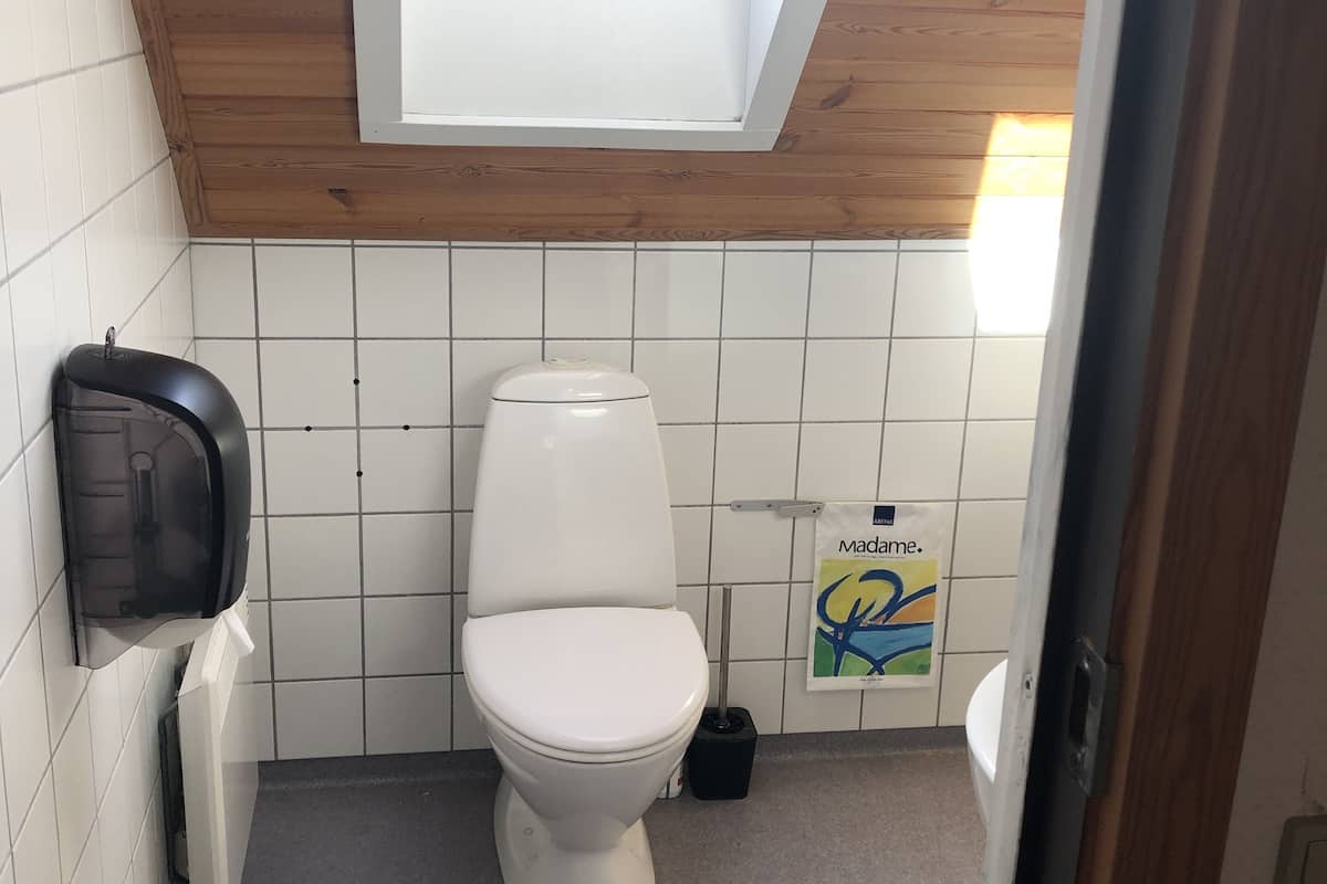 standard single room | bathroom | shower, towels, soap, shampoo