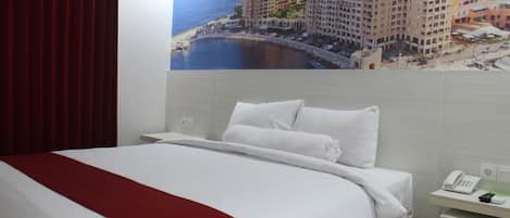 Peralatan tempat tidur premium, peti besi dalam bilik, meja