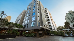 Un hôtel moderne doté d’une entrée imposante, de plusieurs étages et d’une enseigne bien visible.