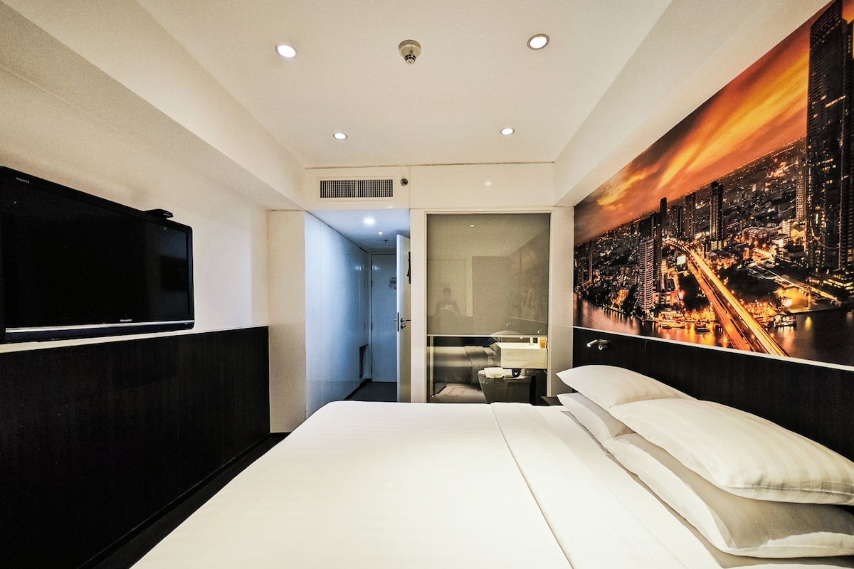 In-room safe, desk, laptop workspace, blackout curtains