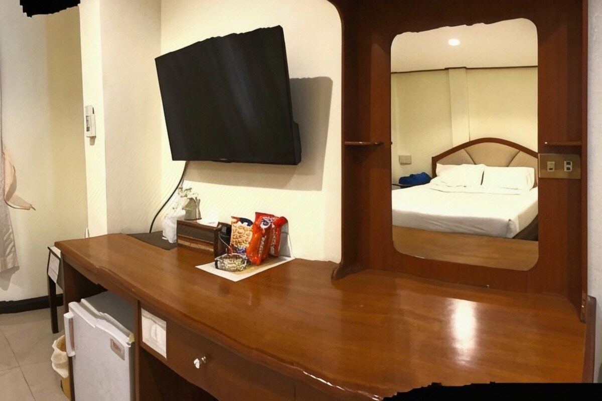 Minibar, safe på rommet, skrivebord og blendingsgardiner