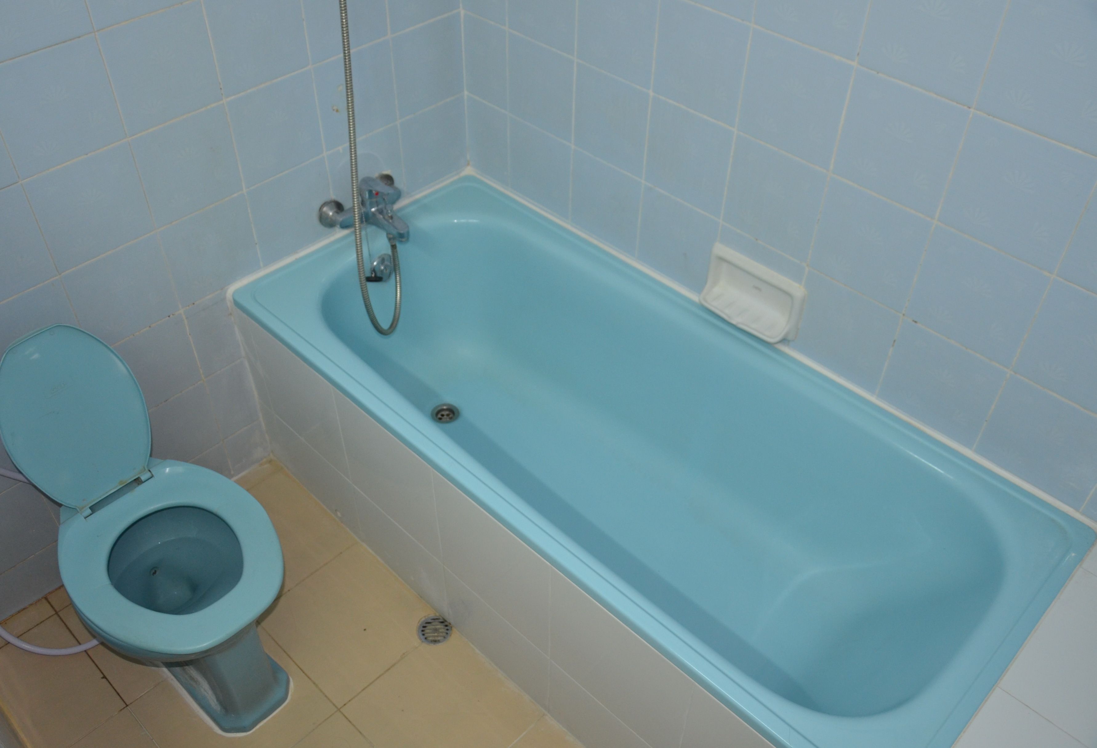 A bathroom with a toilet and a bathtub.