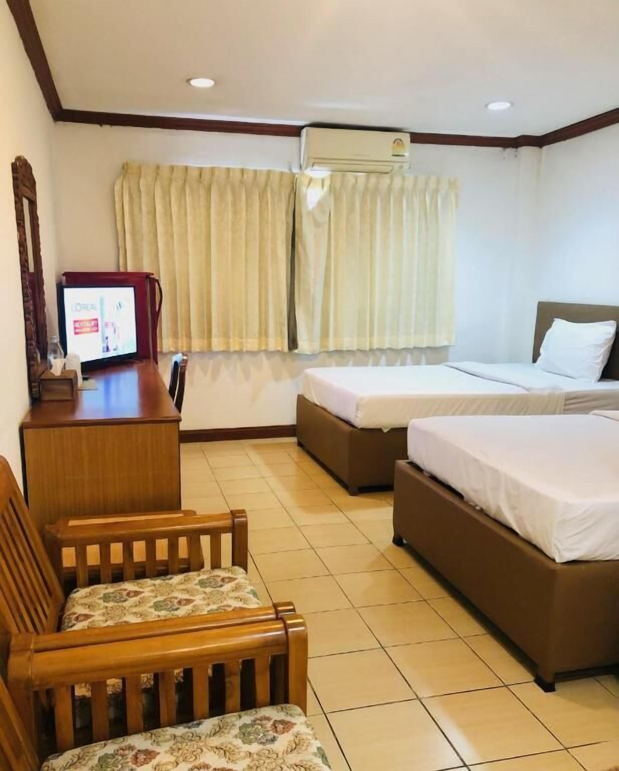 Minibar, brankas, didekorasi berbeda-beda, dan meja kerja