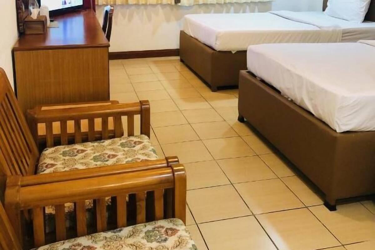 Minibar, brankas, didekorasi berbeda-beda, dan meja kerja