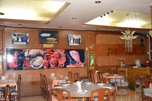 供應早餐、午餐和晚餐，國際料理