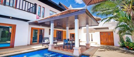 Villa | Piscine | Piscine extérieure, parasols de plage, chaises longues