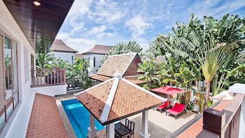 Outdoor pool, pool umbrellas, sun loungers