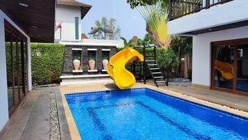 Außenpool, Sonnenschirme, Liegestühle