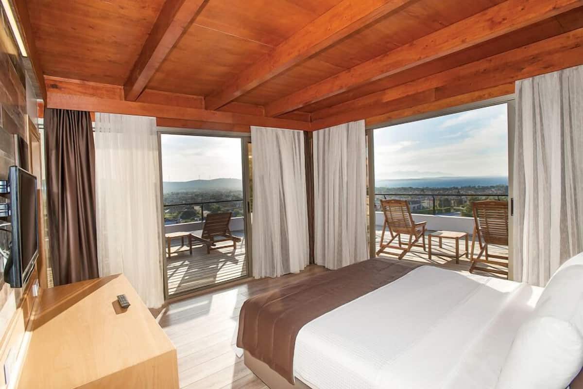 double room, terrace | 1 bedroom, premium bedding, minibar, in-room safe