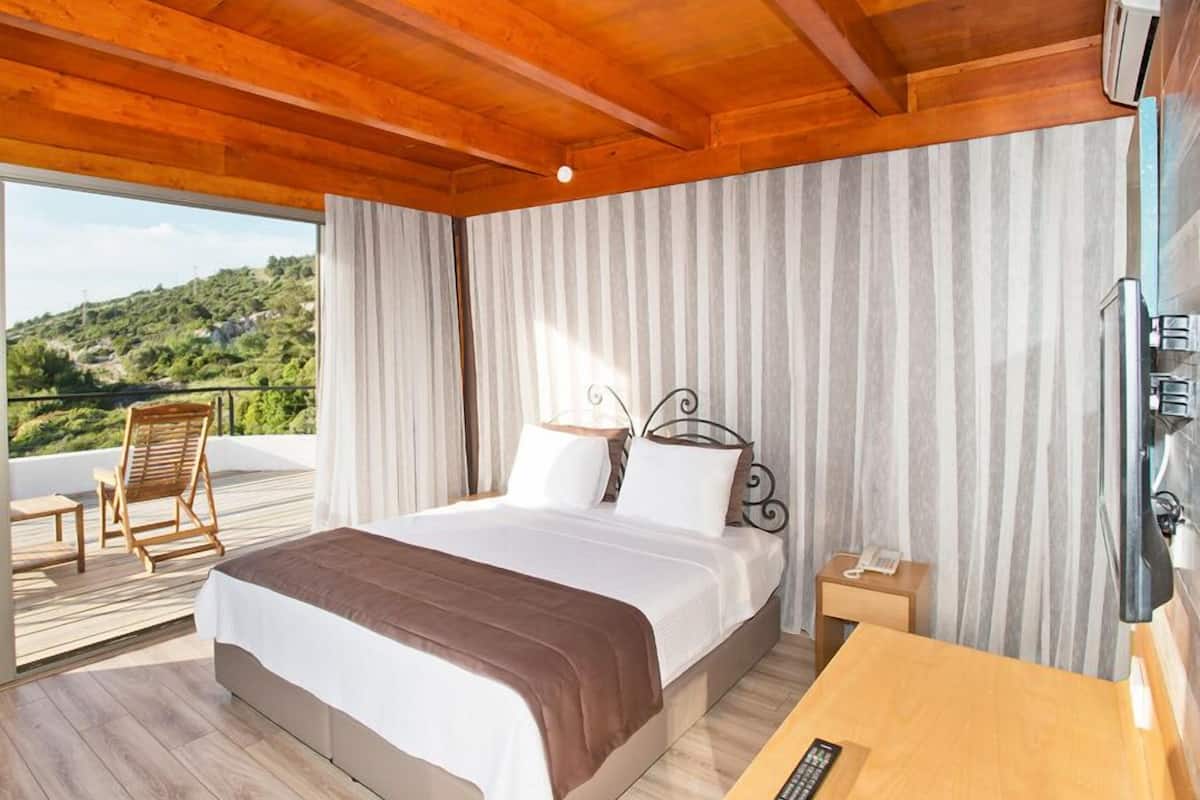 double room, terrace | 1 bedroom, premium bedding, minibar, in-room safe