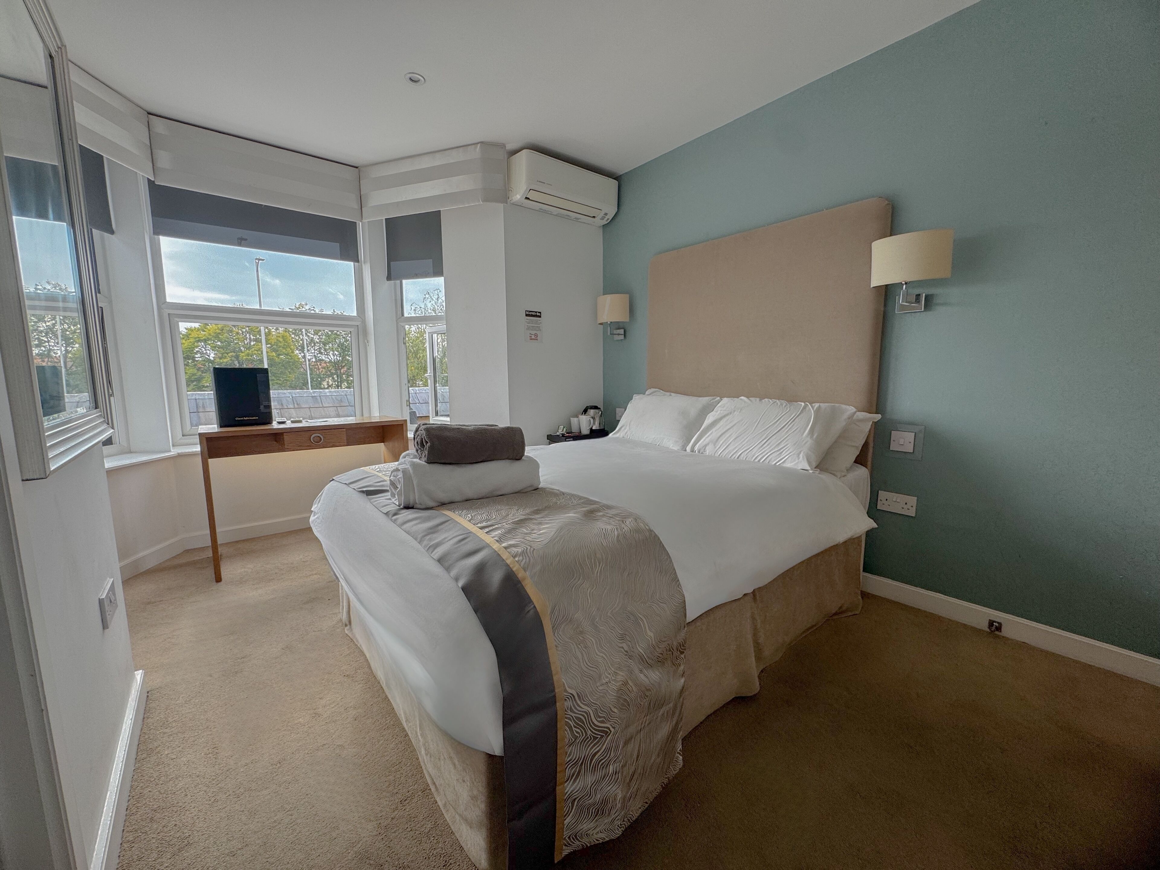 Habitación doble | Cortinas opacas, wifi gratis, ropa de cama