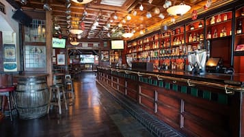 供應早餐、午餐及晚餐